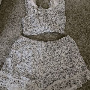 2 piece American Eagle set black and white floral